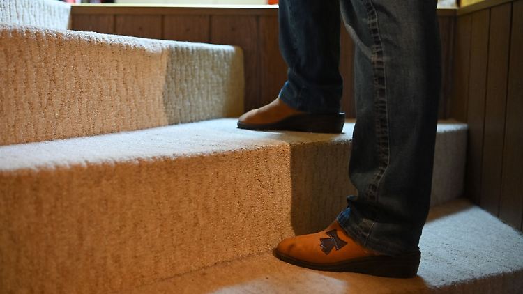 Wer nicht mehr sicher zu Fuß ist, für den kann die Treppe im Haus zur Barriere werden. Ein Treppenlift ist dann vielleicht eine Lösung.