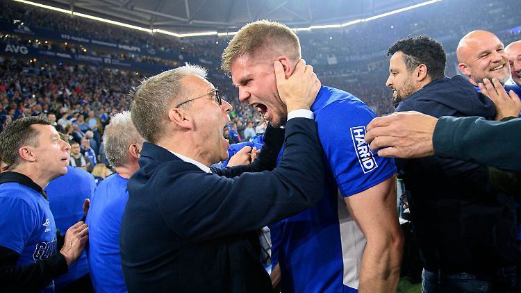 Simon Terodde (r.) schreit dem Schalker Funktionär Peter Knäbel seine Freude ins Gesicht. 