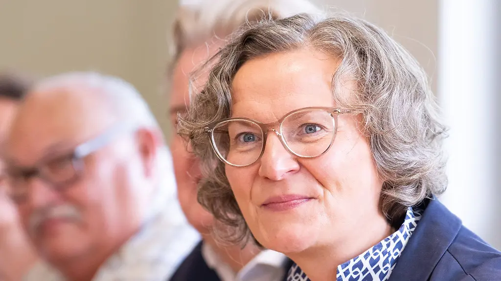 In-den-Doerfern-von-Bad-Muenstereifel-ist-nach-der-Flut-vor-drei-Jahren-noch-viel-zu-tun-NRW-Bauministerin-Scharrenbach-CDU-bei-einem-Besuch-der-Orte