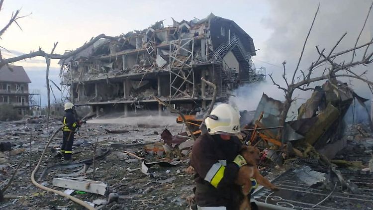 Mindestens einen Toten und fünf Verletzte soll es bei den Raketenangriffen in Odessa gegeben haben.