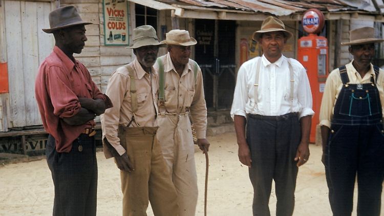 Dieses Bild aus den 1950er-Jahren zeigt Männer, die an der Syphilis-Studie in Tuskegee teilgenommen haben.