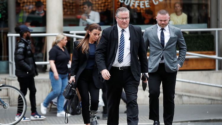 Wayne Rooney erscheint vor Gericht. Es geht aber nicht um ihn, sondern um seine Frau Coleen (l.).