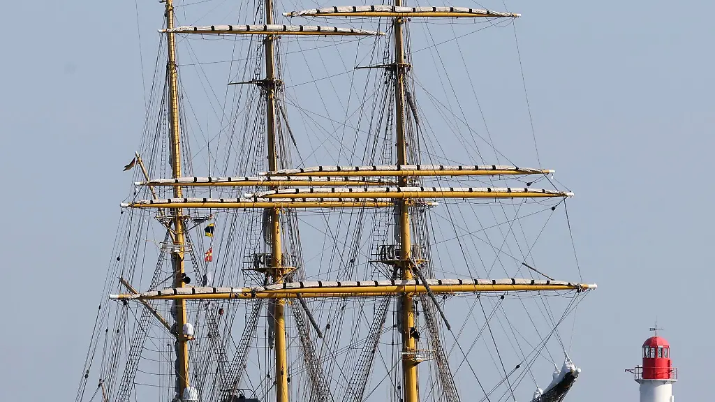 Zur-Hanse-Sail-werden-wieder-rund-500-000-Besucher-in-Rostock-und-Warnemuende-erwartet-Die-Gorch-Fock-lief-bereits-einen-Tag-vor-Eroeffnung-ein-und-ist-das-groesste-Traditionsschiff-der-Sail