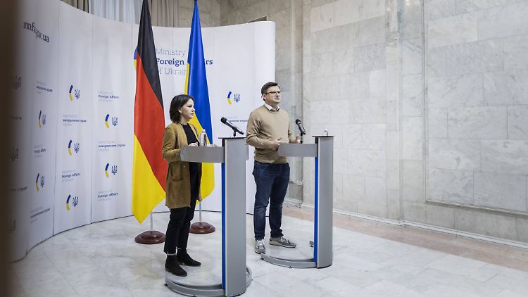 Außenministerin Baerbock kündigt die Wiedereröffnung der diplomatischen Vertretung in Kiew gemeinsam mit ihrem ukrainischen Amtskollegen Kuleba an.