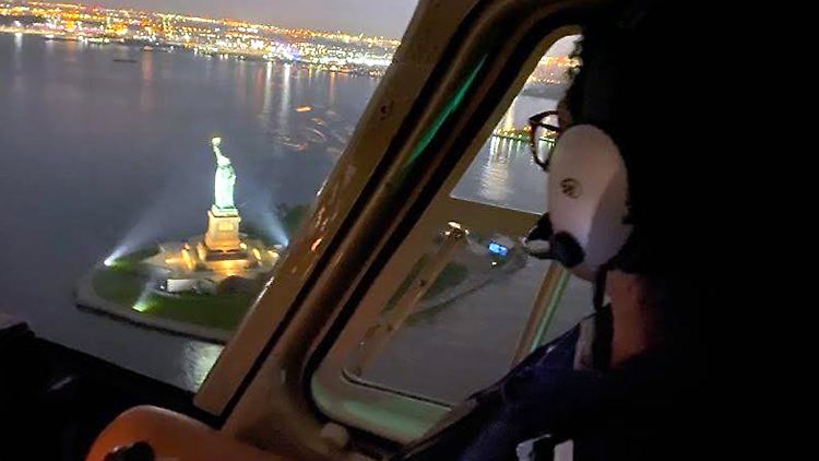 Manhattan und die Freiheitsstatue stehen immer auf dem Programm der Touristen-Rundflüge von Hubschrauber-Pilotin Jacqueline Sellmann.