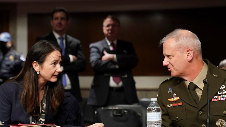 US-Geheimdienstkoordinatorin Hainex (l.) erläuterte die Einschätzung der Dienste im Senat.