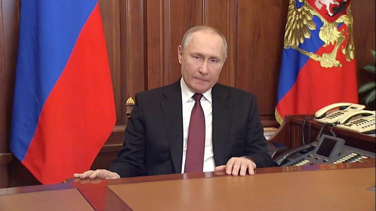 Als Putin am 24. Februar den Einmarsch russischer Truppen in die Ukraine ankündigte, rechtfertigte er es mit dem Ziel, die Ukraine zu "entnazifizieren".