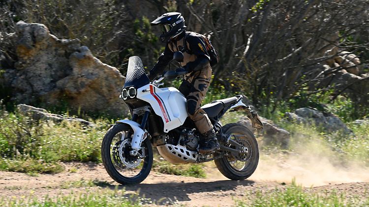 Ducatis Desert X erinnert optisch nicht ganz zufällig an die Cagiva Elefant aus den 1990er Jahren.