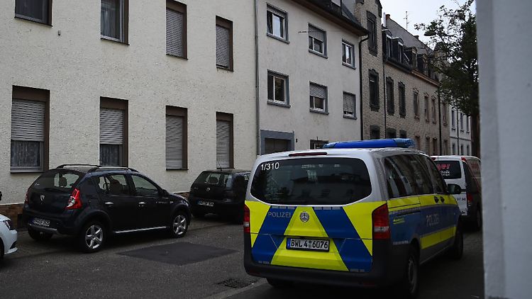 Den herbeigerufenen Polizeibeamten gelang es nicht, den 31-Jährigen ohne Schusswaffengebrauch zu überwältigen.