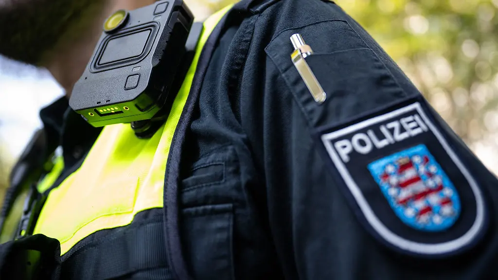 Achtung-Aufnahme-Kleine-Videokameras-an-der-Uniform-von-Polizisten-sollen-helfen-Straftaten-zu-beweisen-und-den-Job-von-Polizisten-sicherer-machen