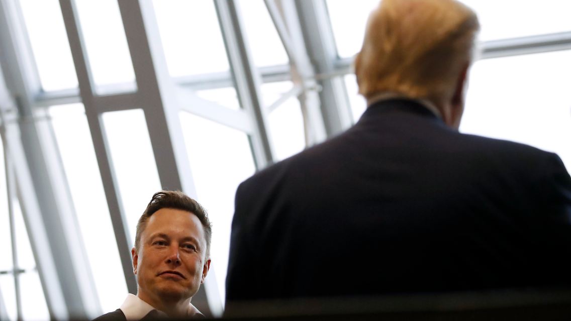 Ein Fan von Trump? Ungewiss, aber als Fan der Freiheit inszeniert sich Elon Musk und hebt die Sperre für den früheren US-Präsidenten auf.