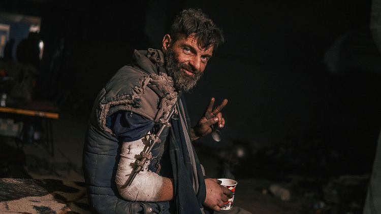 Die ukrainischen Streitkräfte verbreiteten dieses Foto eines verwundeten Kämpfers in Asowstal-Werk.