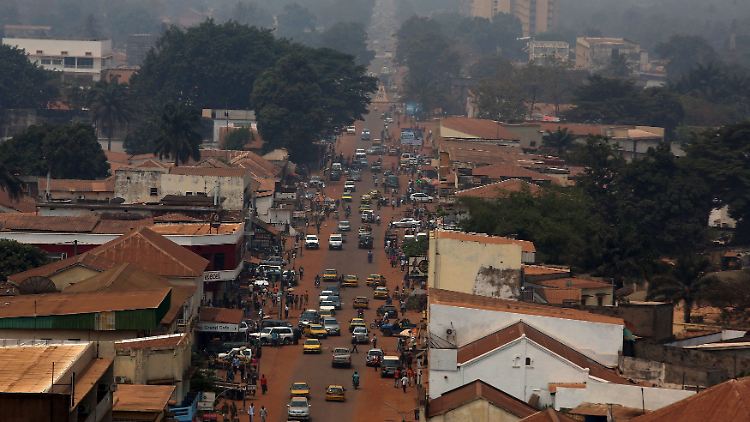 Von den 5,5 Millionen Einwohnern der Zentralafrikanischen Republik haben laut Weltbank nur 15 Prozent Zugang zu Elektrizität. Selbst in der Hauptstadt Bangui kommt es täglich zu Stromausfällen.