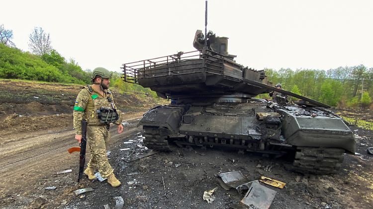 Ein abgeschossener russischer Panzer in der Region Charkiw. 
