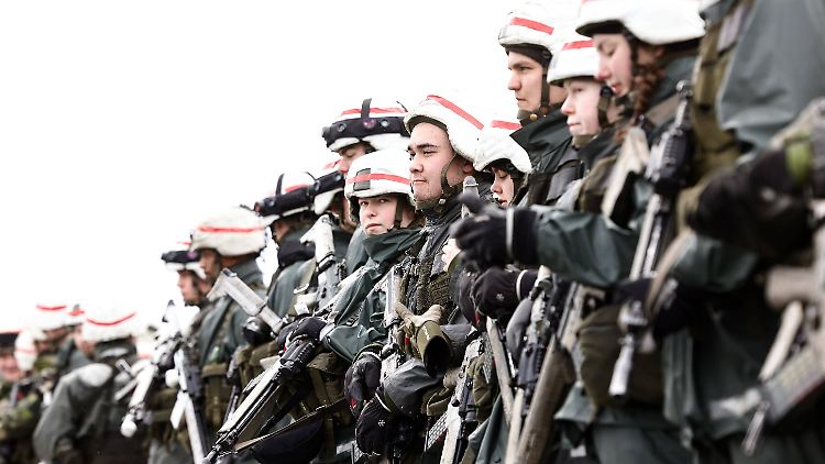 Schwedische Soldaten und Soldatinnen während der NATO-Übung "Cold Response" im März. Die Streitkräfte des Landes nehmen regelmäßig an Manövern des Bündnisses teil.