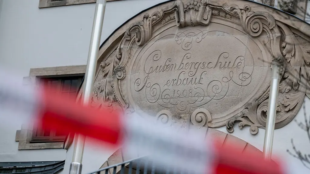 Nach-dem-Eingang-einer-Drohmail-am-Erfurter-Gutenberg-Gymnasium-wird-dieses-nun-durchsucht