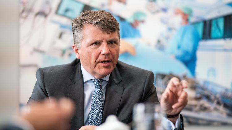 Fresenius betreibt in Russland rund 100 Dialysezentren für Nierenkranke und versorgt Krankenhäuser und andere Einrichtungen mit Arzneien und klinischer Ernährung.
