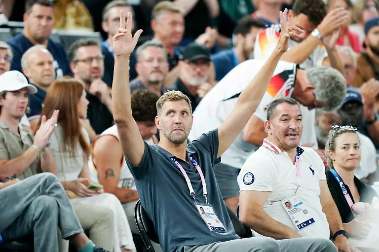 Dirk-Nowitzki-fiebert-in-Paris-mit-den-deutschen-Basketballern-mit