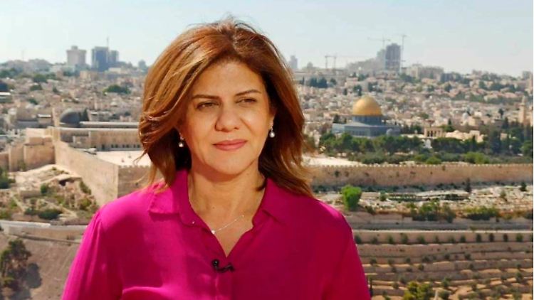 Dem TV-Sender Al-Dschasira zufolge trug Schirin Abu Akle eine Weste mit der gut lesbaren Aufschrift "Presse".