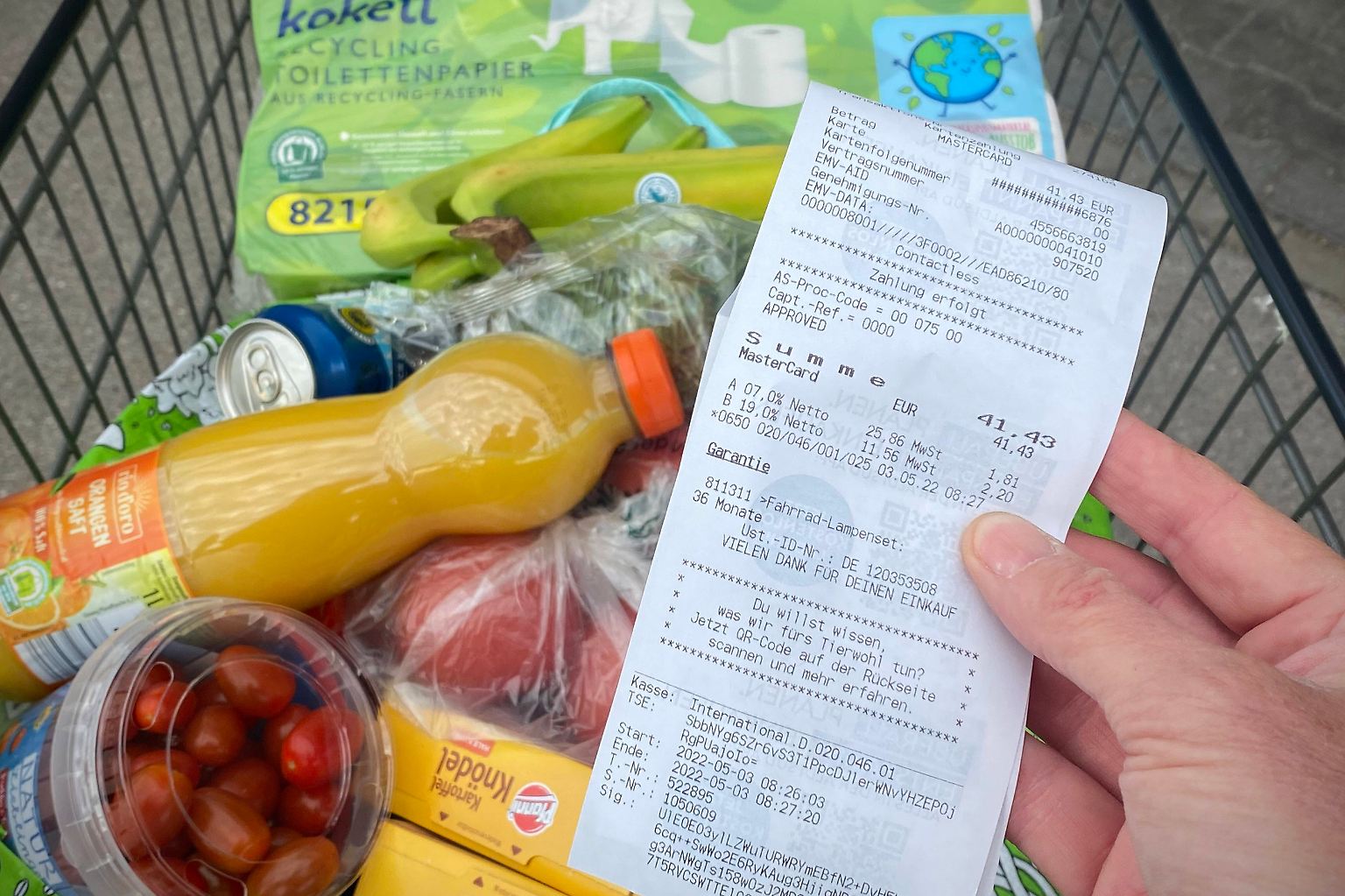 Die Inflation frisst sich immer tiefer in die Haushaltsbudgets der Menschen in Deutschland. Nach Einschätzung von Ökonomen müssen sich Verbraucher auch in den kommenden Monaten auf Teuerungsraten von mehr als 7 Prozent einstellen. 