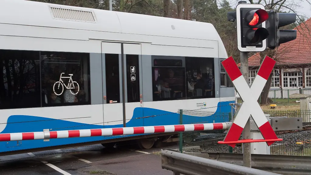 Ein-Fahrradfahrer-stuerzt-und-geraet-unter-einen-Regionalzug-der-Usedomer-Baederbahn