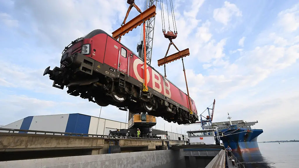 Nach-der-Beschaedigung-der-Huntebruecke-bei-Elsfleth-muessen-gestrandete-Loks-im-Hafen-von-Brake-per-Schiff-abtransportiert-werden