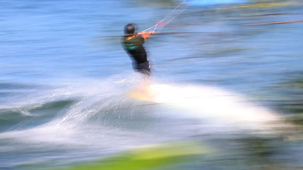 Ein-Wakeboardfahrer-auf-dem-Wasser