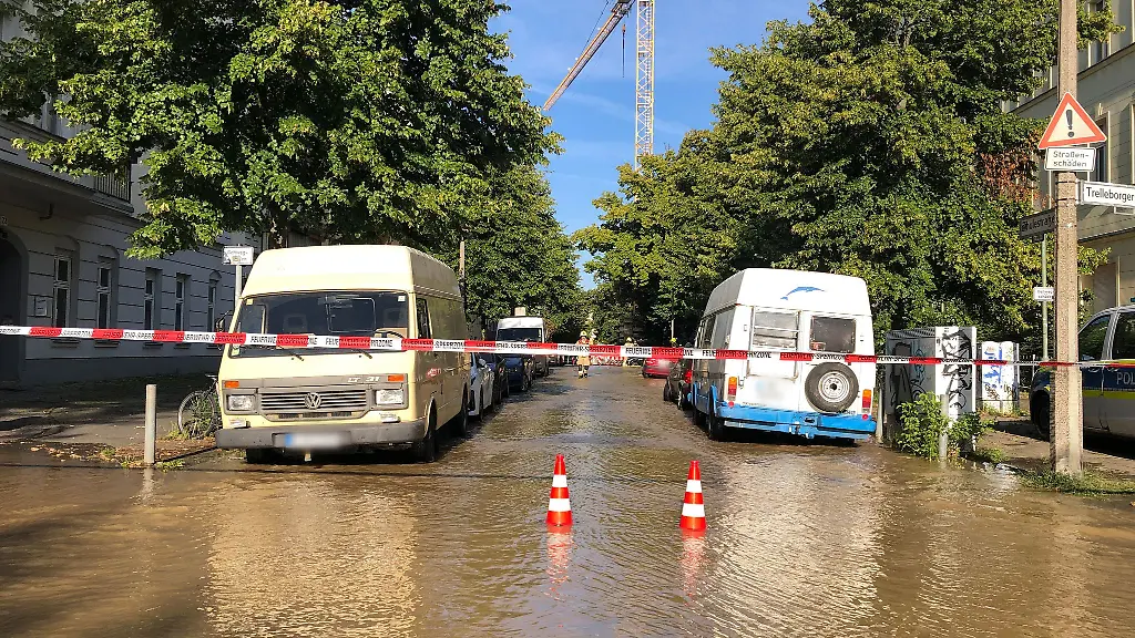 In-Berlin-Pankow-steht-nach-einem-Wasserrohrbruch-eine-Strasse-unter-Wasser
