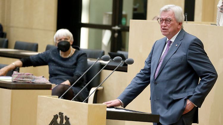"Warum gehen die Rentner eigentlich völlig blank aus?", kritisierte Hessens Ministerpräsident Volker Bouffier unter anderem die geplante Energiepreispauschale.