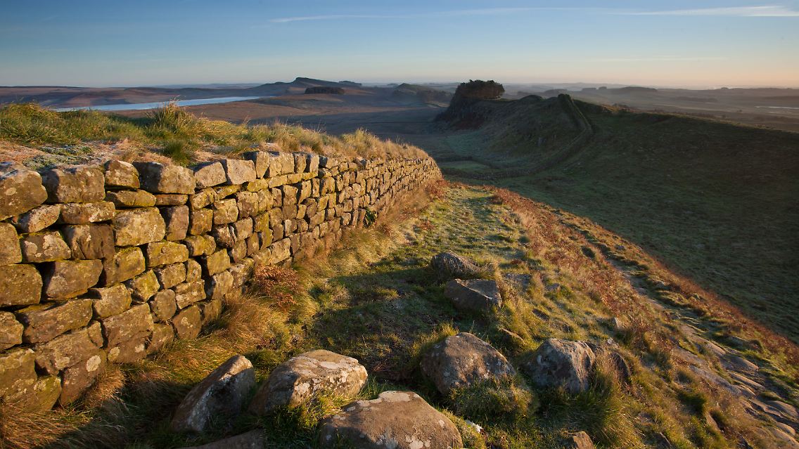 Vor 1900 Jahren begannen die Römer dort, wo heute in etwa die Grenze zwischen England und Schottland verläuft, mit dem Bau des Hadrianswalls.