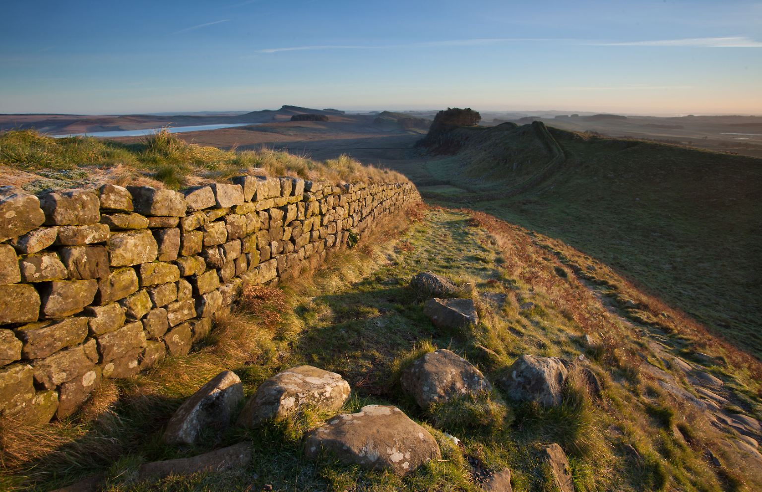 Vor 1900 Jahren begannen die Römer dort, wo heute in etwa die Grenze zwischen England und Schottland verläuft, mit dem Bau des Hadrianswalls.