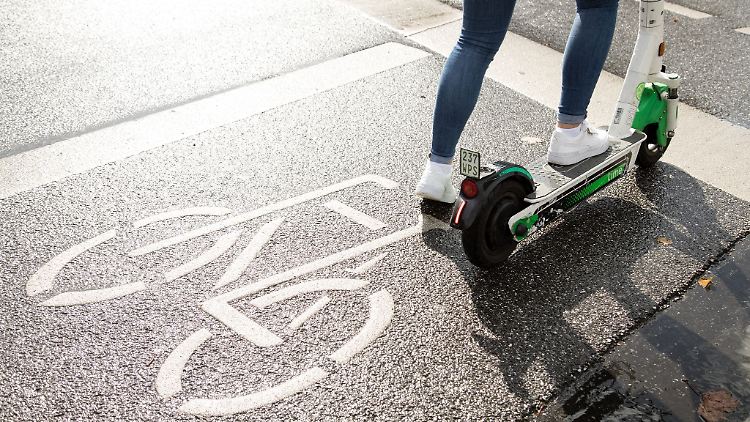 Auf einem E-Scooter stehen darf maximal nur eine Person.