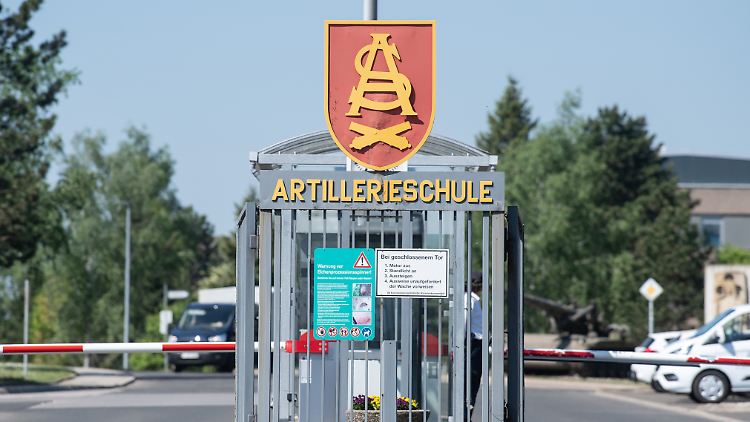 Die Einweisung erfolgt in der Artillerieschule der Bundeswehr im rheinland-pfälzischen Idar-Oberstein.