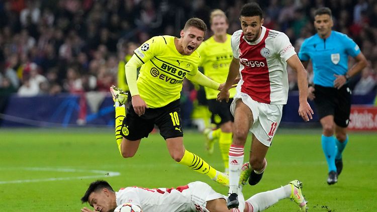 Amsterdams Noussair Mazraoui (rechts) wechselt zum FCB.