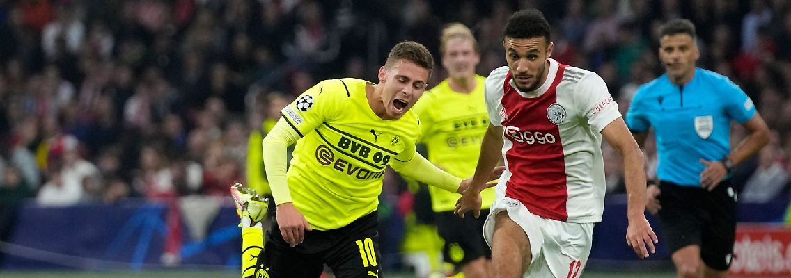 Amsterdams Noussair Mazraoui (r) soll zum FCB wechseln.