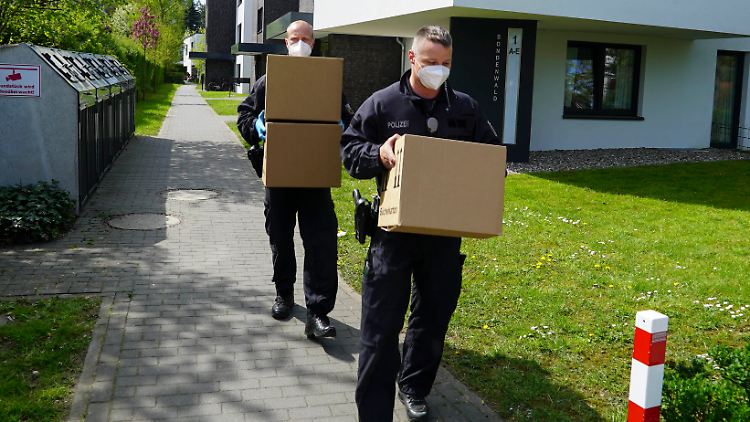 Ermittler und Polizisten durchsuchen vor wenigen Tagen Objekte in Hamburg aufgrund des Verdachts der Geldwäsche. Ihre Kompetenzen sollen künftig ausgeweitet werden. 