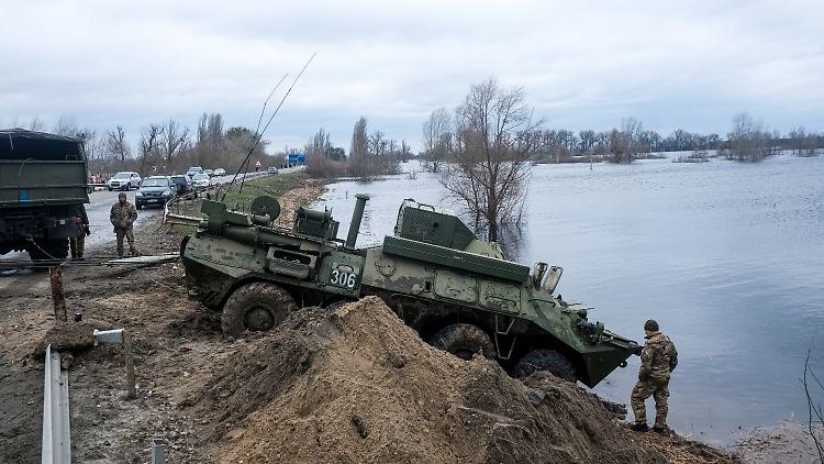 Ukrainische Streitkräfte ziehen einen russischen Panzer aus dem Irpin-Fluss.