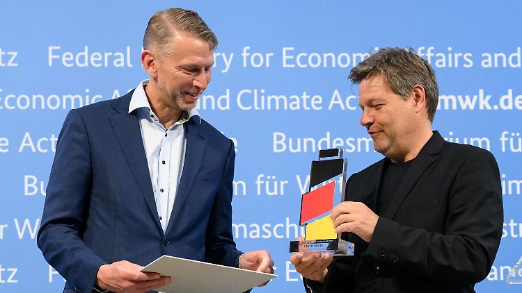 Wirtschaftsminister Robert Habeck (r.) mit Peter Carlsson vom schwedischen Unternehmen Northvolt.