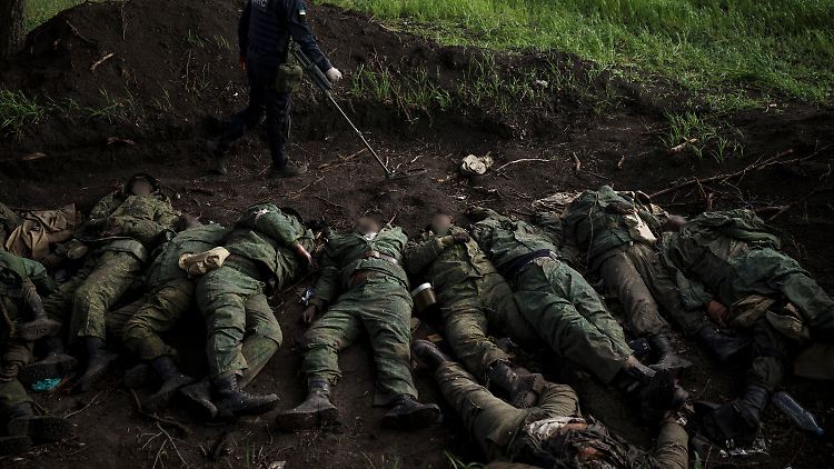 Ein Bild, das die Zerrissenheit der russischen Armee offenbart: Beim Abzug aus einem Dorf nahe Charkiw ließen die Russen ihre Toten einfach zurück. 
