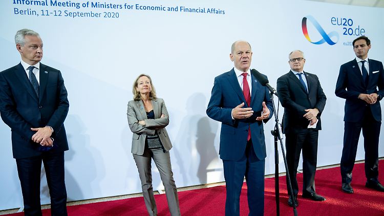 Auch Bilder wie dieses bei einem Treffen der Eurogruppe in Berlin im September 2020 könnten Calviño dazu bewogen haben, ihr Gleichberechtigungs-Versprechen für Fotos abzugeben.