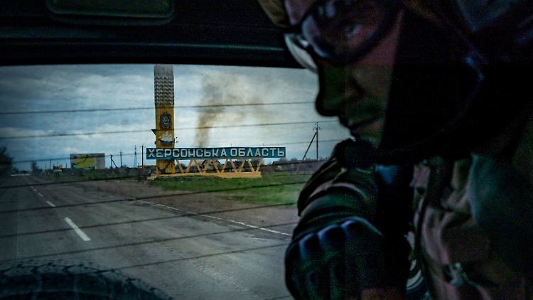 Eine ukrainische Patroulle in der Nähe der Front bei Mykolajiw. Auf der anderen Seite beginnt das derzeit russisch kontrollierte Gebiet in der Oblast Cherson.