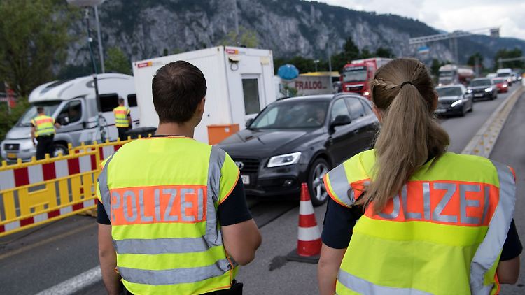 Deutschland lässt seit 2015 an der Grenze zwischen Bayern und Österreich wieder kontrollieren - für die GdP ist das aber kein nachahmenswertes Beispiel. 
