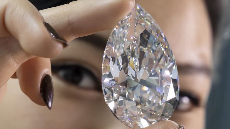 Der Diamant ist in der Form einer Birne geschnitten.