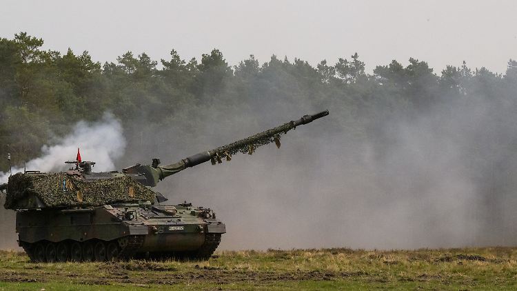 An der Panzerhaubitze 2000 werden ab sofort ukrainische Soldaten, Techniker und Helfer im deutschen Idar-Oberstein ausgebildet.