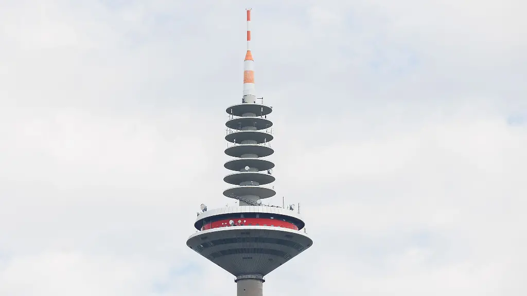 Essen-in-luftiger-Hoehe-konnte-man-frueher-im-Frankfurter-Fernsehturm