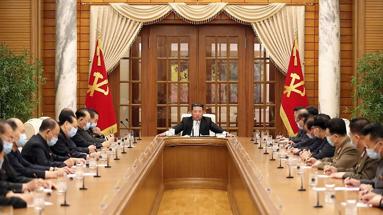 Kim Jong Un schwört seine Landsleute darauf ein, die Ausbreitung des Virus mit allen Mitteln zu verhindern.