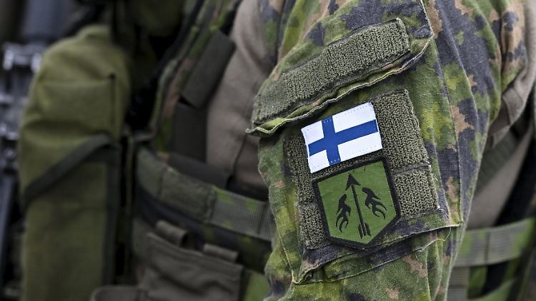 Die finnische Regierung liebäugelt mit einer NATO-Mitgliedschaft. Auch in Schweden stehen die Zeichen auf Beitritt.