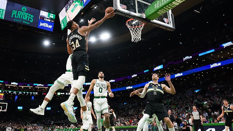Bucks-Star Giannis Antetokounmpo zieht zum Korb. 