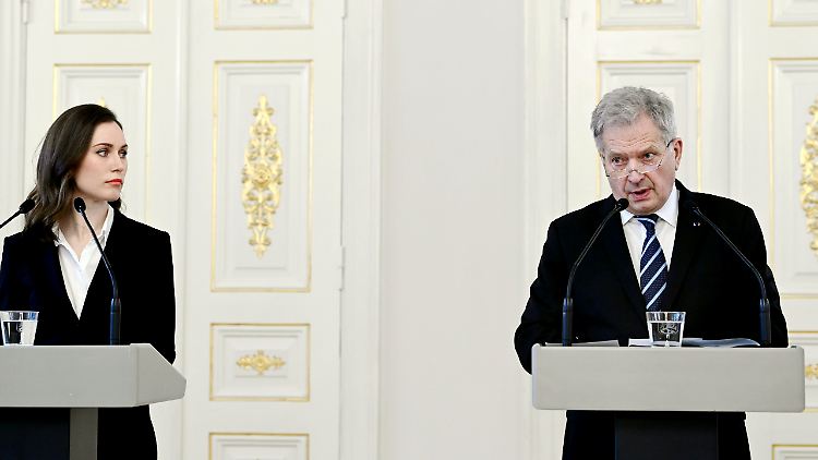 Präsident Sauli Niinistö (r.) und Ministerpräsidentin Sanna Marin (l.) sprechen sich für einen "unverzüglichen" NATO-Beitritt aus. 