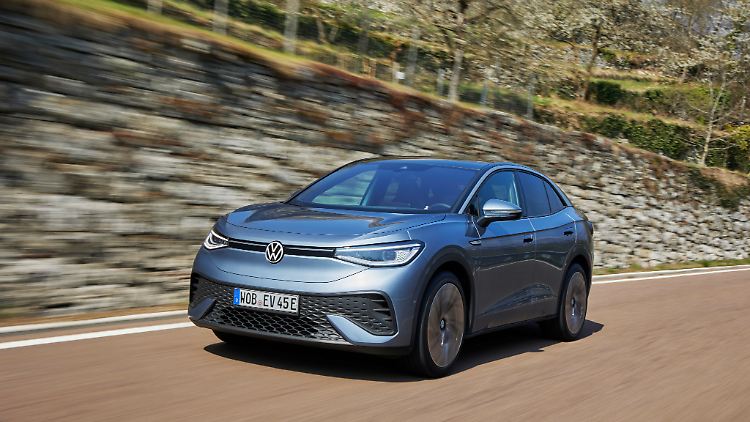 Der VW ID.5 sieht deutlich sportlicher aus als sein Bruder der ID.4 .